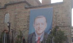 Erdoğan pankartı yine Camii'de