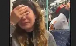 AKP bayrağı ile tramvaya binenleri gören genç kız ağladı