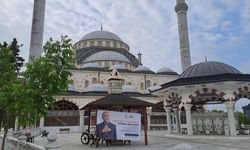 Erdoğan'ın pankartı yine camiide!
