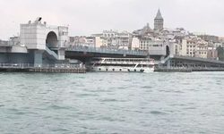 Galata Köprüsü'nde panik: Tekne çarptı