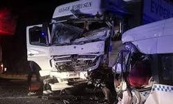 TIR ile minibüs çarpıştı: 5 ölü