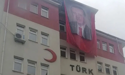 Türk bayrağını Erdoğan posteri ile kapattılar