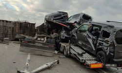 Araç yüklü tır kazaya karıştı: Araçlar yola devrildi