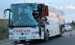 Yolcu otobüsü ve TIR çarpıştı: 2 kişi hayatını kaybetti