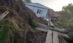 Sinop'ta heyelan ev yıktı