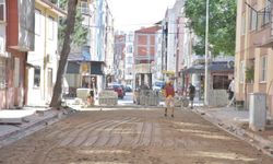 Edremit'te sokaklar parke taşlar ile örülüyor