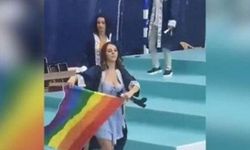 Mezuniyet töreninde LGBT bayrağı açan öğrenci hakkında işlem başlatıldı