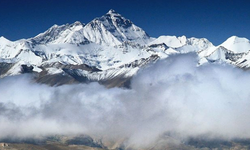 Everest Dağı'nda 6 kişiyi taşıyan helikopter kayboldu