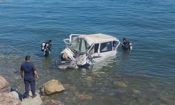 Van gölüne minibüs düştü: 1'i ağır 11 yaralı