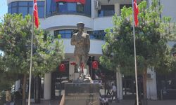 Atatürk heykeline balyozla saldırıp serbest bırakıldılar...