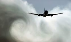 Uçakta oksijen maskeleri açıldı: 7 kişi yaralandı