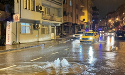 İzmir’de sağanak, dolu ve fırtına etkili oldu