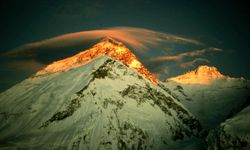 Zirveye Ulaşmanın Dorukları: Everest Dağı'nın Tehlikeli Tırmanışı