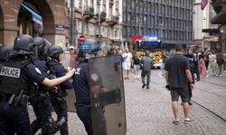 Fransa'da 5 polis protestolarda bir genci öldürme suçlamasıyla gözaltına alındı