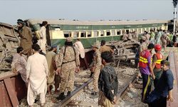 Pakistan'da yolcu treni raydan çıktı: 28 ölü