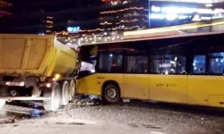 Sarıyer'de otobüs ve kamyon çarpıştı! 2 işçi ağır yaralandı