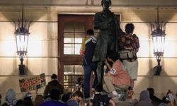 ABD'deki üniversite protestoları: Uzaklaştırılmaya çalışılan öğrenciler kampüs binasını ele geçirdi
