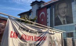 TİP üyeleri AKP binasının önüne Can Atalay pankartı astı