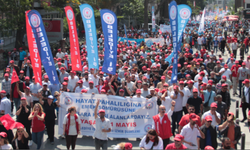 İzmir'de 1 Mayıs: On binler Gündoğdu Meydanı'na aktı.