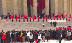 Gençlik ve Spor Bakanı Osman Aşkın Bak gençlerle Anıtkabir'de