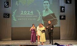 Ünlü oyuncu Hatice Aslan'a 'Uçan Süpürge Onur Ödülü'