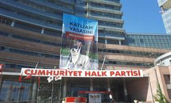 CHP binasına "Katliam Yasasını Reddediyoruz" pankartı asıldı