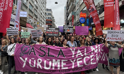 Kadıköy'deki kadına şiddet eyleminde "hükümet istifa" sloganları