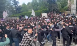 Küçük kızlara istismarı öven sapığı koru, protesto eden öğrencileri zindana at! l Yılmaz Dikbaş yazdı...