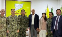 Barrack Hatay’ı Suriye’de gösteren haritanın önünde poz verdi