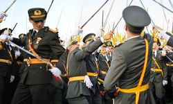 Kılıç Çeken Teğmenlerin Komutanına İade