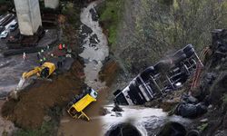 Sarıyer'de yol çöktü: araçlar dereye düştü