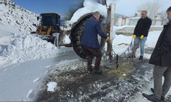 Tuzluca’da kar yolları kapattı ekipler açmaya çalışıyor