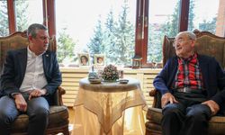 Özgür Özel  eski başkan Büyükerşen'i evinde  ziyaret etti