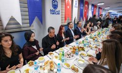 Özgür Özel öğrencilerle iftarda buluştu