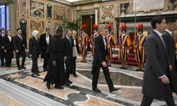 Fahrettin Altun Papa’ya güven mektubu sundu