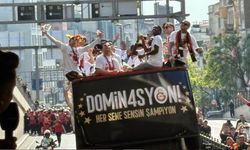 Galatasaray sokaklarda şampiyonluk turu attı