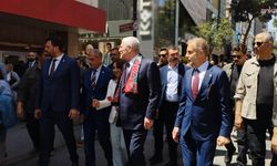 Karşıyaka Çarşı’da Dervişoğlu’na “mendil” barikatı
