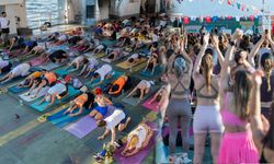Körfezin mavi sularında yoga festivali