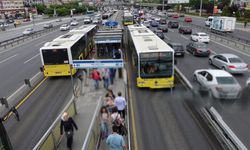 İETT seferlerinde yaşanan aksamalar yolcuları duraklarda bıraktı