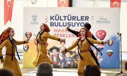Dünya kültürleri meydanlarda buluştu