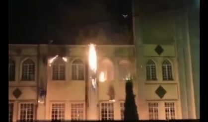 İran'da Mahsa Amini ateşi: 'Rejimin okulları' diyerek yaktılar