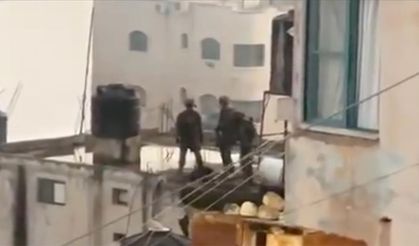 İsrailli katiller öldürdükleri Filistinlileri tekmeleyerek çatıdan attı