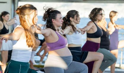 Körfezin mavi sularında yoga festivali