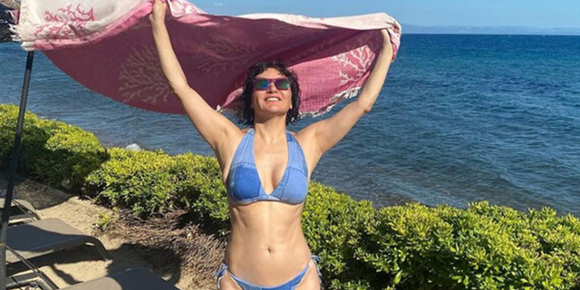 Şarkıcı Göksel'den bikinili paylaşım