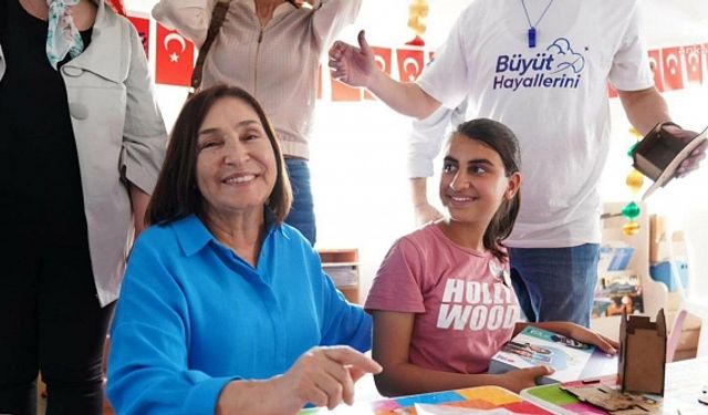Selvi Kılıçdaroğlu Samandağ'da depremzede çocuklarla buluştu