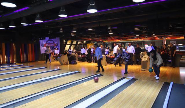Kartal Belediyesi Bowling Turnuvası’nda Şampiyonlar Kupalarını Başkan Yüksel’in Elinden Aldı