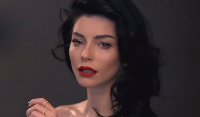 Merve Boluğur sevgilisiyle dudak dudağa!