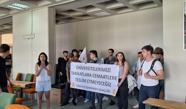 Muğla'da öğrencilerden Ensarcı dekana protesto: Yobazlardan kurtulduğumuz aydınlık bir Türkiye...