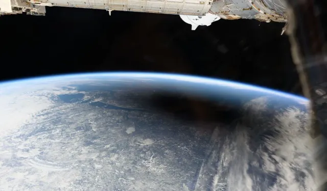 Güneş tutulması uzaydan fotoğraflandı