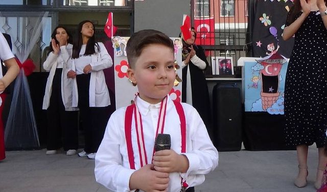 5 yaşındaki çocuk İstiklal Marşı'nı ezbere okudu